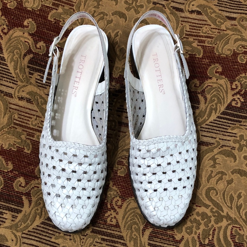 Trotters Size 7 White Woven Slingback Flats With Silver Accent